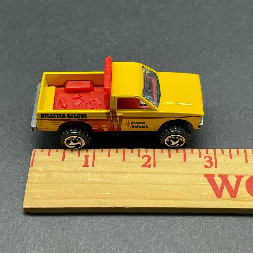Hot Wheels Disaster Rescue Network Chevrolet Pickup‎ Truck Yellow Diecast 1/64